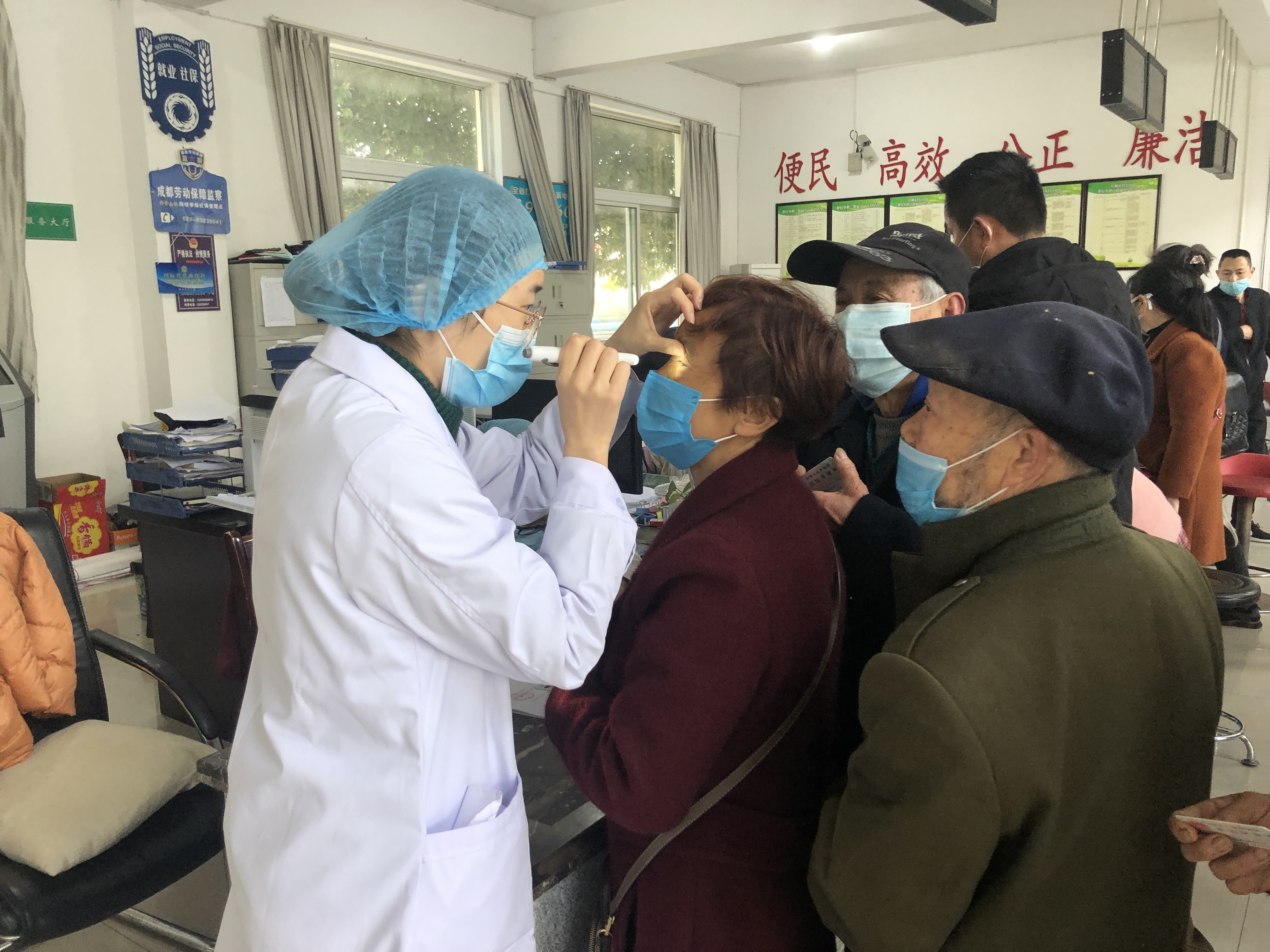 彭州市中医院老师为妇女群众检查眼睛